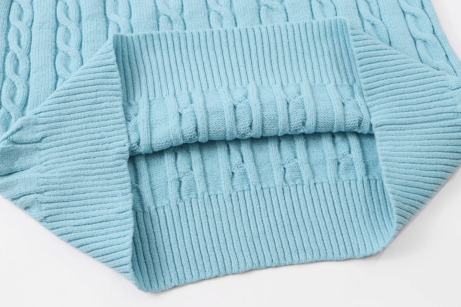 P210 [Ralph Lauren round neck solid color pony embroidery logo twist knitted sweater] ✅Ralph Lauren classic basic versatile knitted pullover crew neck sweater for men and women ✅Main supplier platform live broadcast Wholesale entity Replenish when out of stock will not be removed from the shelves ✅ZP quality 1:1 pattern making Scan the code to enter the GF website Counter quality ✅Detailed quality is the only one in Guangzhou Imported quality cotton yarn Focus on high-end cost-effective Good quality Needless to say ✅The version is restored to the original version. The maximum size can be worn up to 1105 pounds. Loose, comfortable and stress-free. ✅The upper body is simple and easy to match. A must-have for ootd. Good-looking clothes are never picky. A must-have in couples’ wardrobes. Size: S-XL. Color: black, white, gray, royal blue, pink, sky blue, khaki.